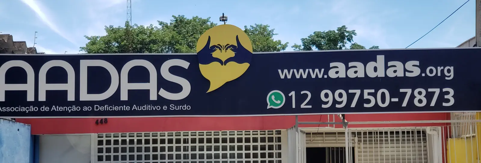 Fachada da AADAS na Avenida São José, com o logotipo, o site e o telefone