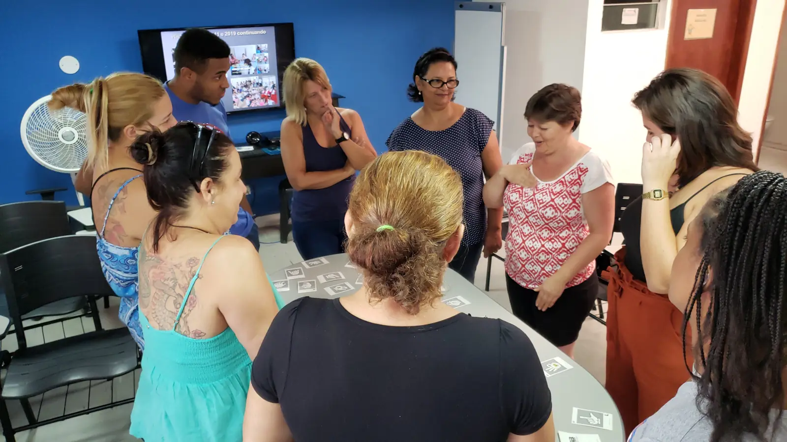 Roda de conversa com mães e familiares em uma sala da AADAS